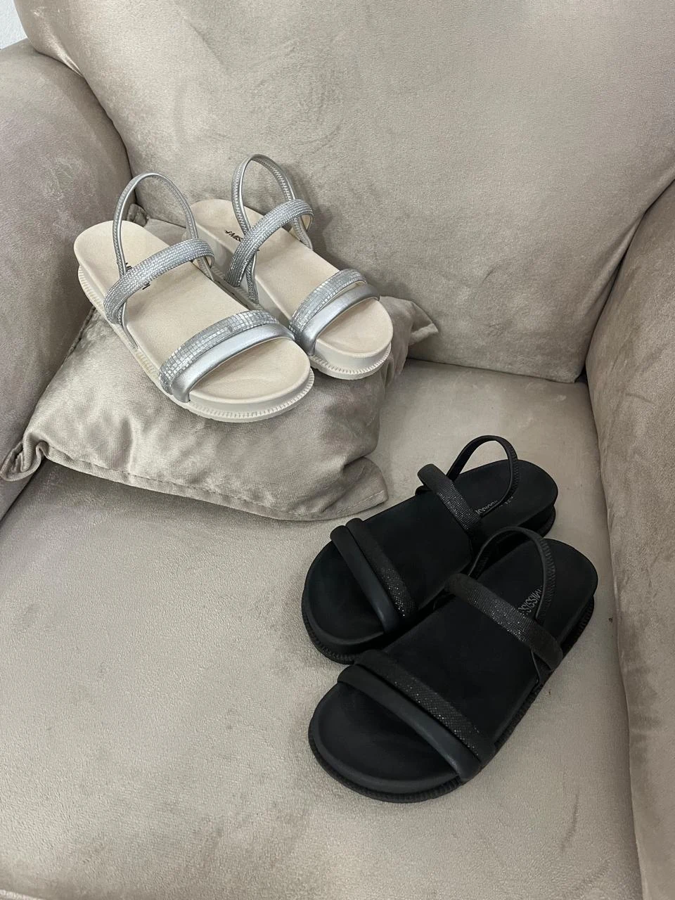 ZAPATILLA CON TIRAS Y BRILLO