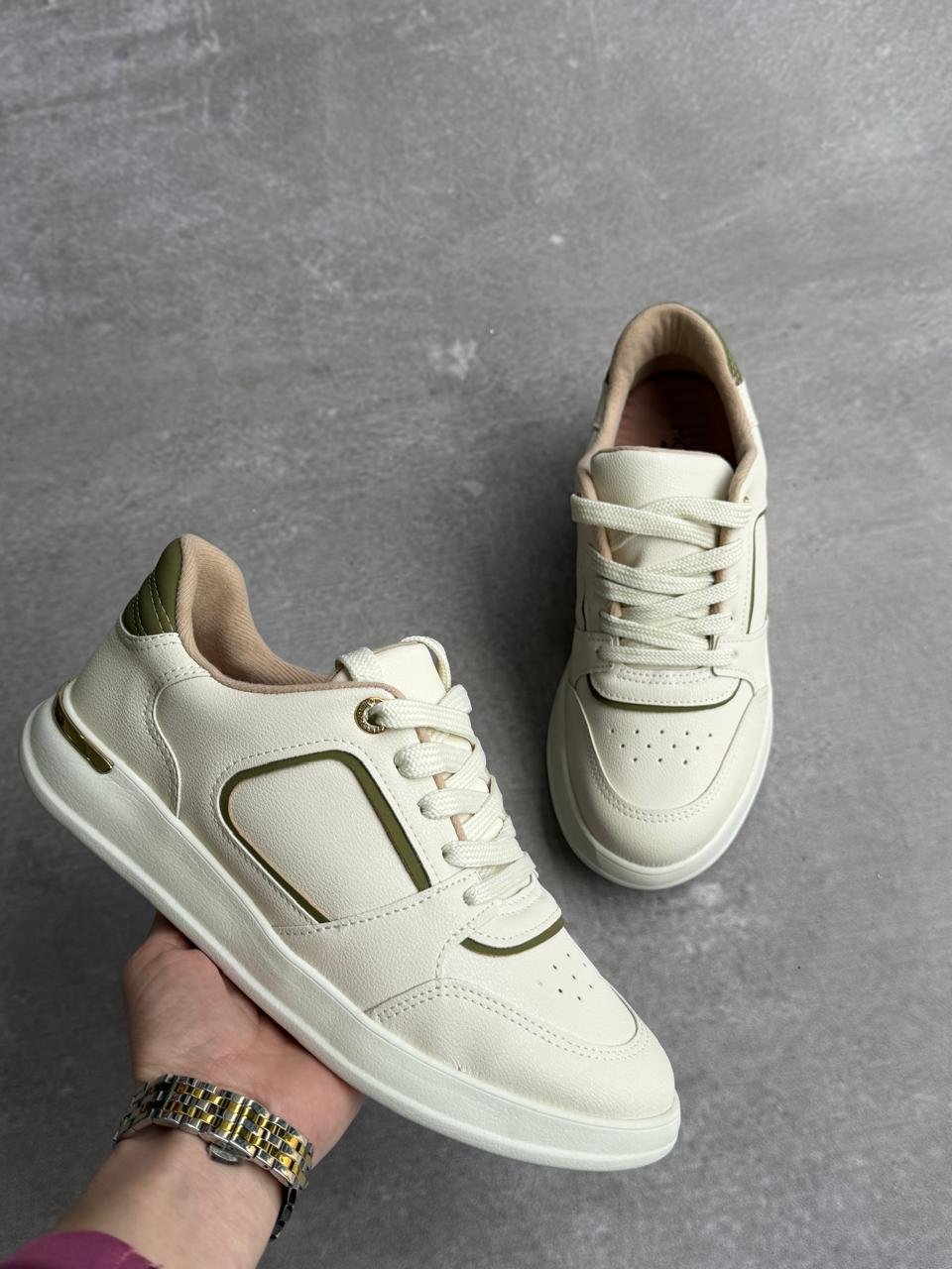 Sneakers modare con dorado en talon