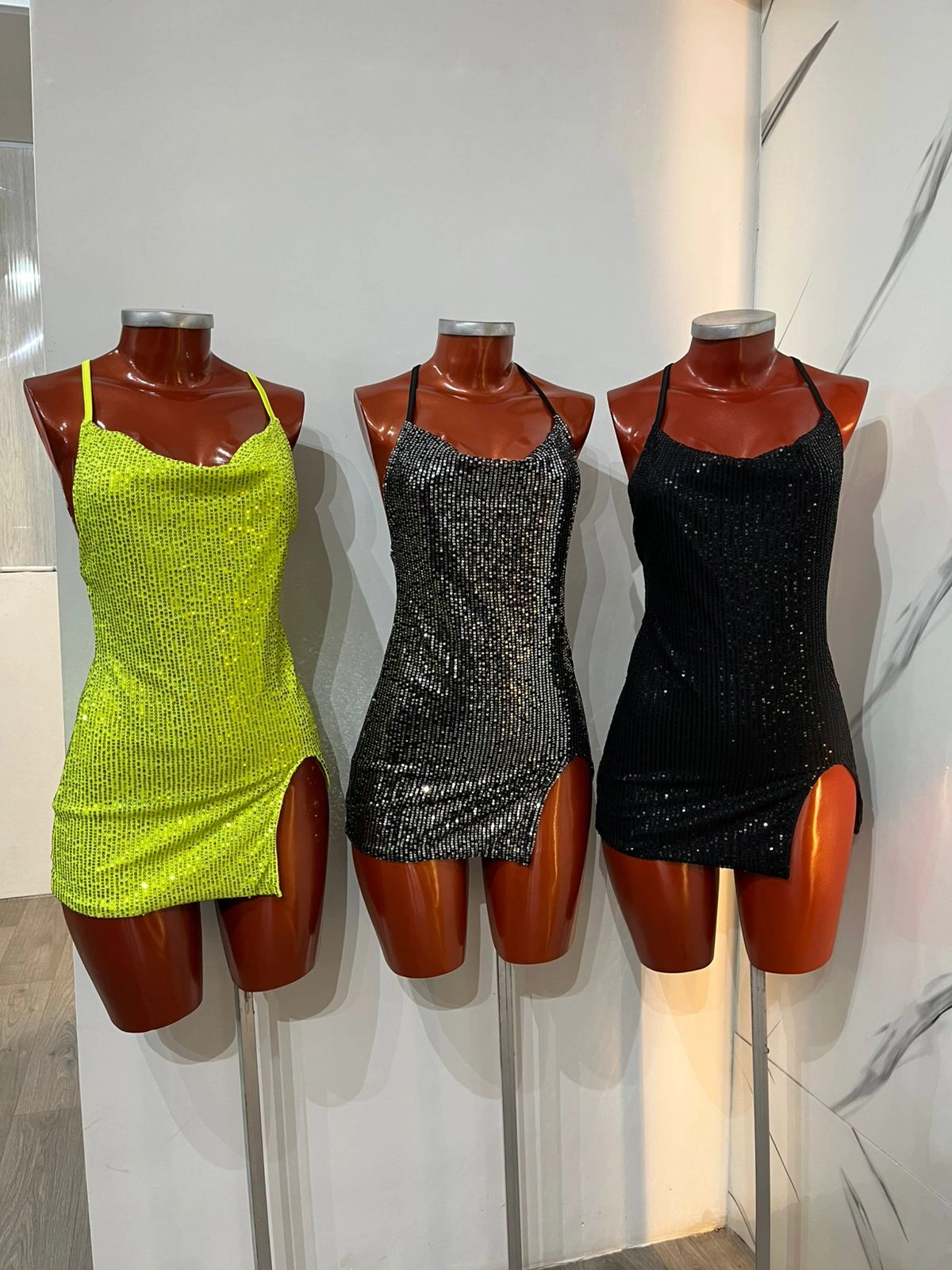 VESTIDO CORTO C/ ABERTURA