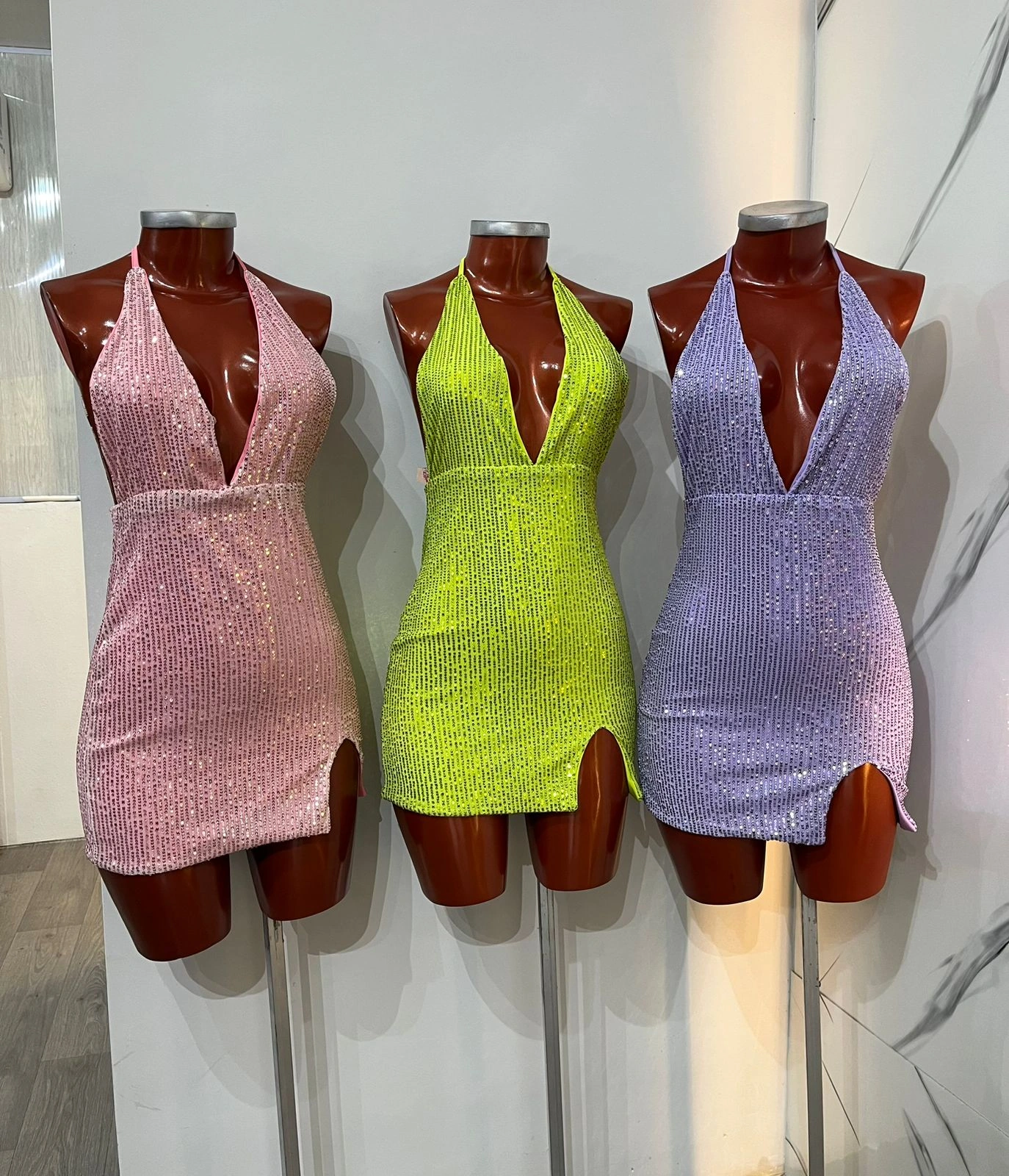 VESTIDO CORTO C/ ESCOTE ABIERTO