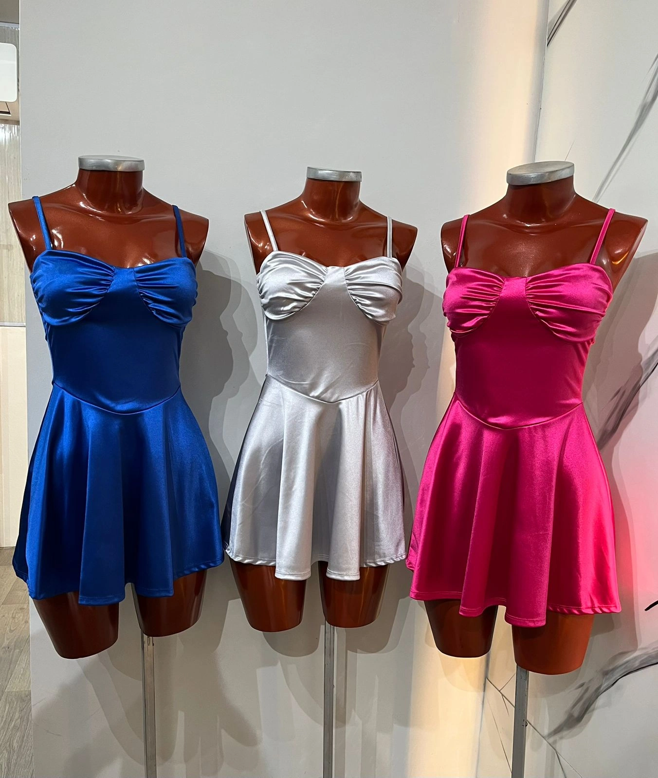 VESTIDO DE SATEN CORTO
