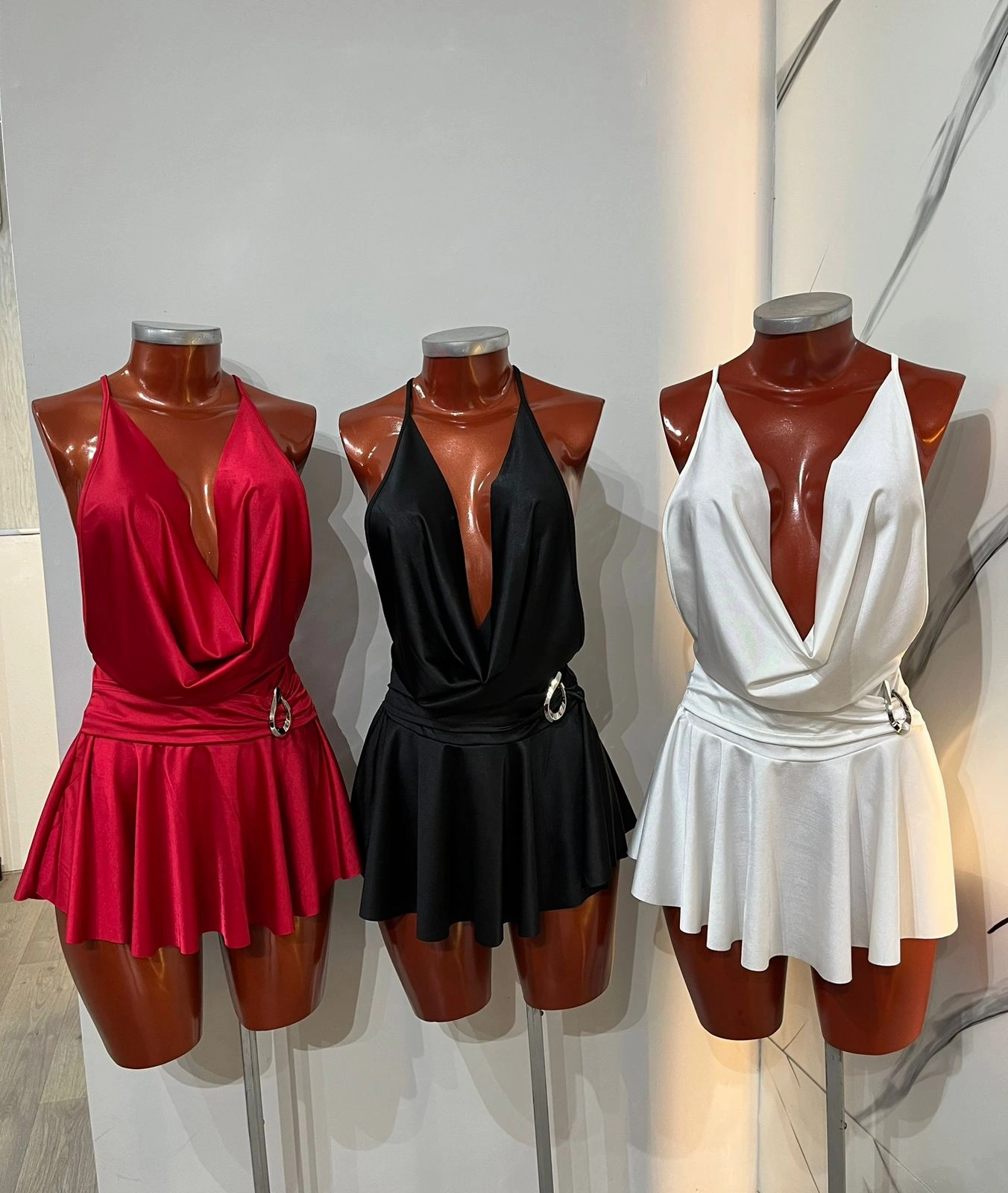 VESTIDO SATEN C/ ESCOTE