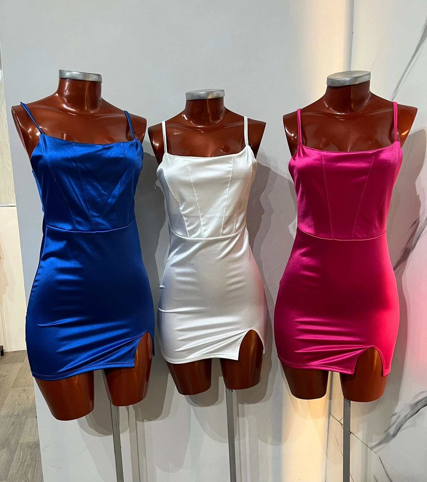 VESTIDO SATEN C/ ABERTURA