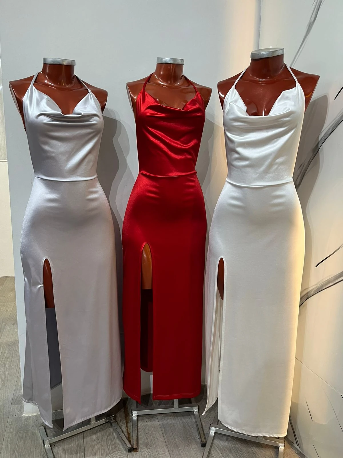 VESTIDO SATEN LARGO C/ ABERTURA